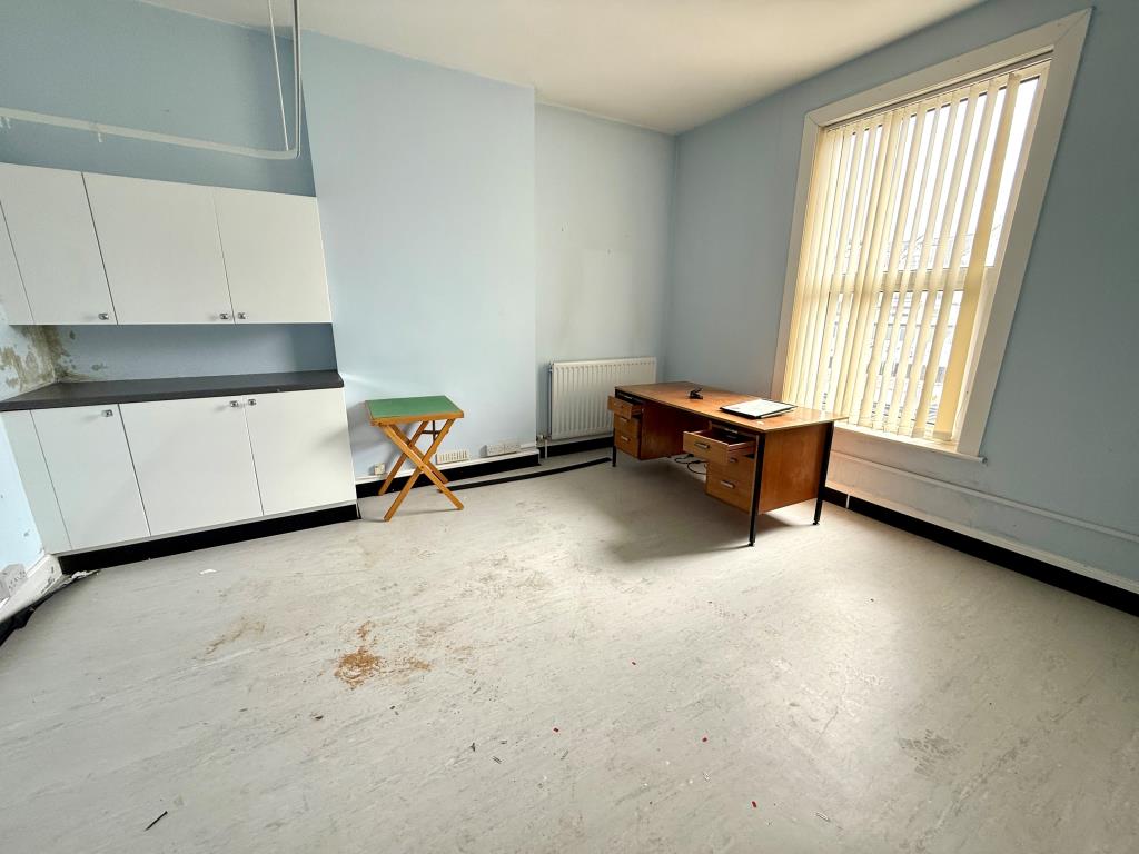 Lot: 25 - FORMER DOCTORS SURGERY WITH POTENTIAL - Room five with hand basin